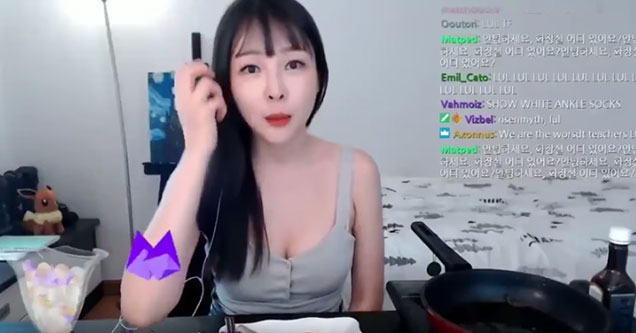 Asian Streamer Finally Realized What LMAO Stand For Funny Video