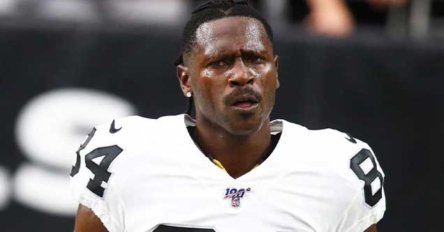 Raiders' Antonio Brown gives away gear, hugs during pregame warm-ups