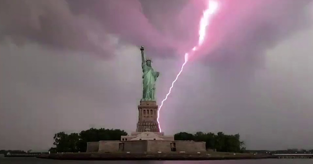 Beautiful Footage of Lightning Striking The Statue of Liberty - Wow ...