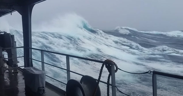 huge waves in the rough seas