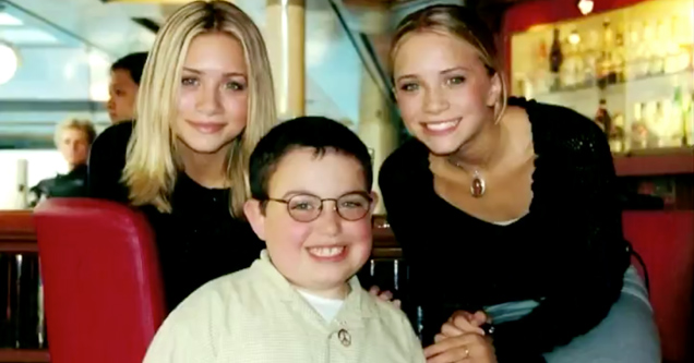 little kid taking photo with mary-kate and ashley olsen