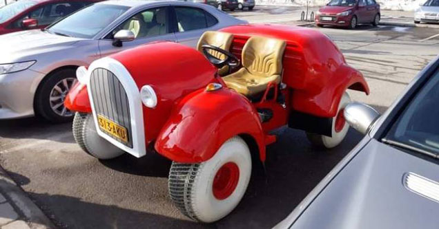 Car that looks like it's from Roger Rabbit parked in a parking space