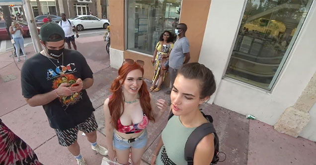 Amouranth and Hasan are yelled at for blocking the sidewalk in Miami