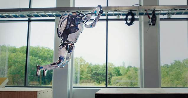 Atlas Robot does parkour at Boston Dynamics lab