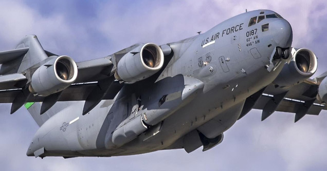 a c-17 glboemaster flying