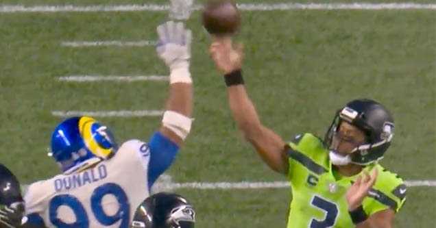 russell wilson dislocated finger