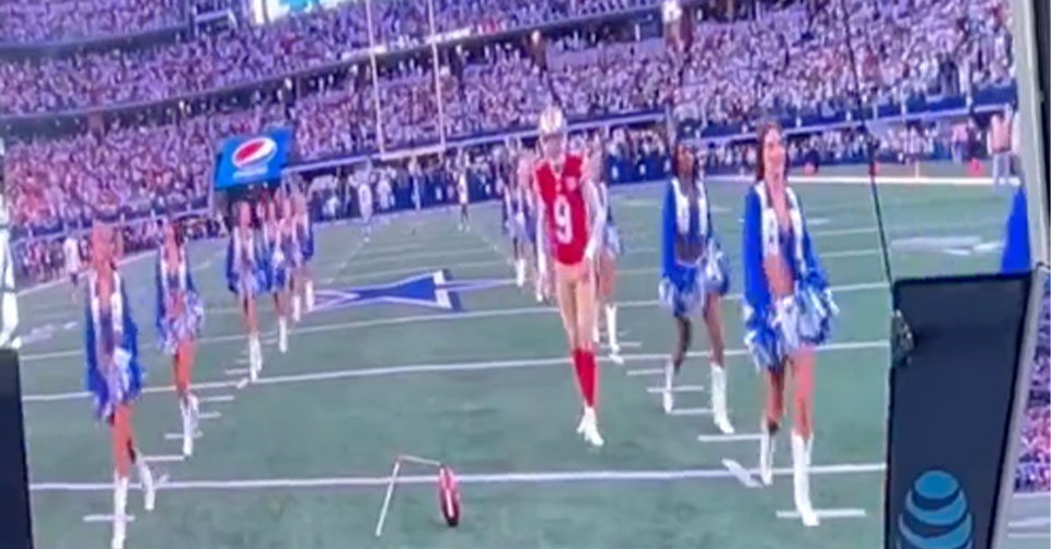 robbie gould kicking with cheerleaders