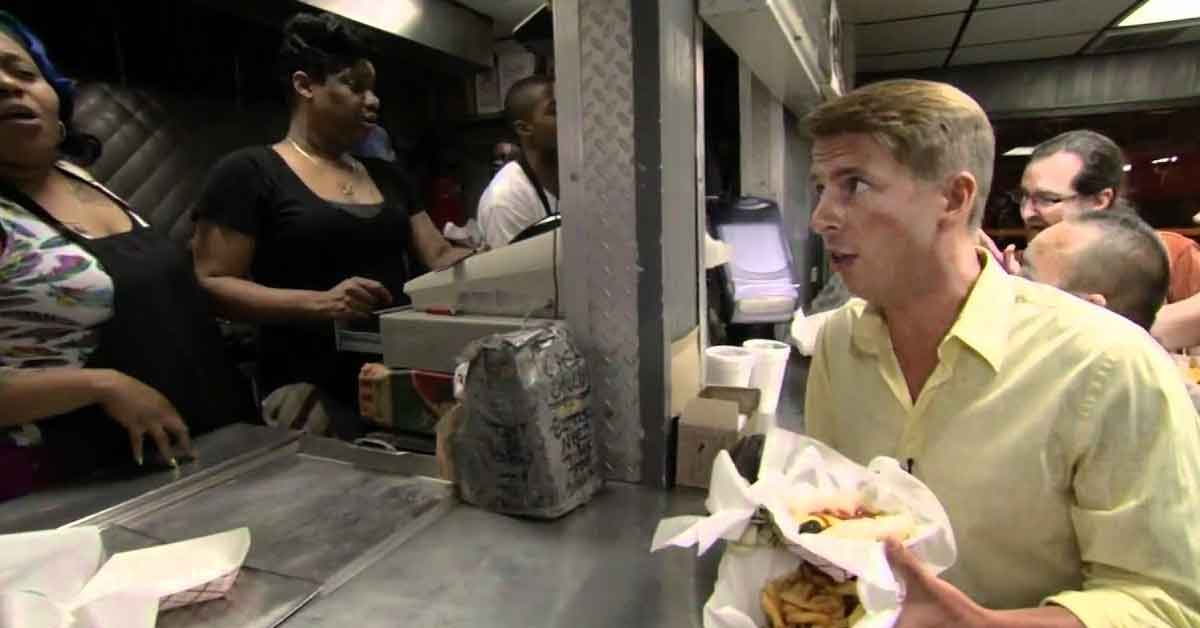 jack mcbrayer and triumph the insult dog at a hotdog stand