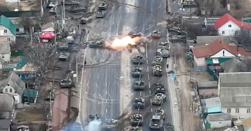 Russian convoy of tanks get taken out by Ukrainian drones