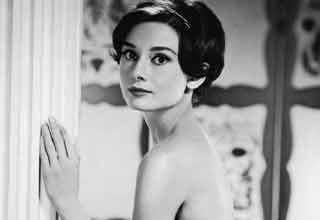 Audrey Hepburn wasn't just a legendary <strong><a href="https://www.ebaumsworld.com/pictures/15-actresses-from-the-league-that-we-still-have-a-crush-on/86990752/" target="_blank">actress</a></strong>, but a fashion icon as well.
<br>
<br>
When we talk about famous actresses and models, obviously top of the list is Marilyn Monroe, but right behind (if not beside) is Audrey Hepburn. What a babe. My only regret is I wasn't born sooner. Shoutout to <strong><a href="https://historydaily.org/category/1950s" target="_blank">History Daily</a></strong> for the source material.