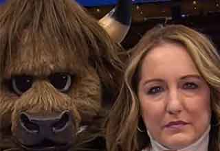 Oklahoma City mascot scares Portland sideline reporter