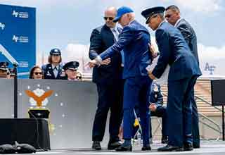 <p>After Biden took a tumble on stage at the Air Force Academy's graduation ceremony, a photo of the president pointing at the culprit of his spill – a sandbag – made the rounds leading to a classic Reddit battle.&nbsp;</p><p><br></p><p><br></p>