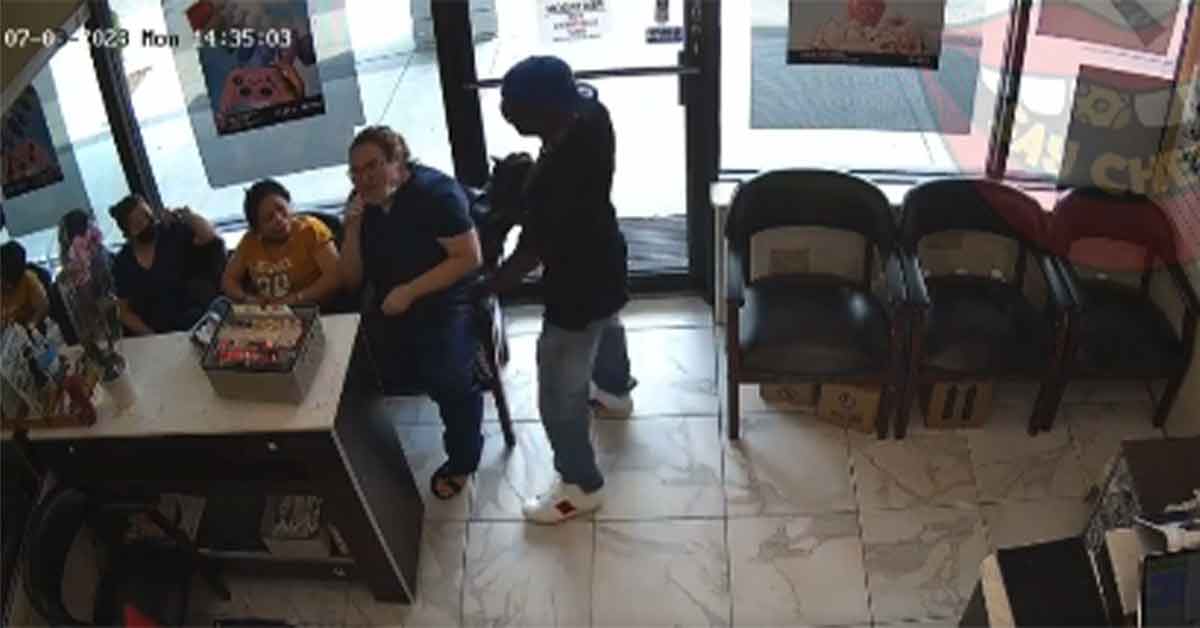 man tries to rob nail salon and gets ignored by every one in the store