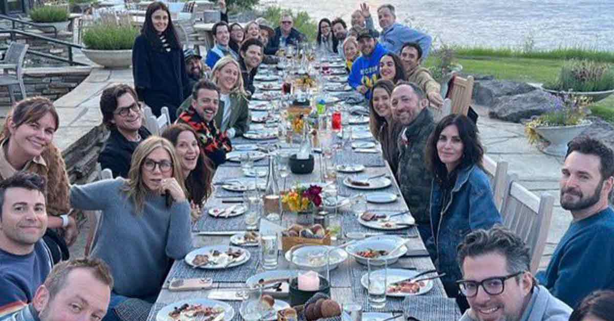 Kristen Bell's dinner pic of a ton of celebrities