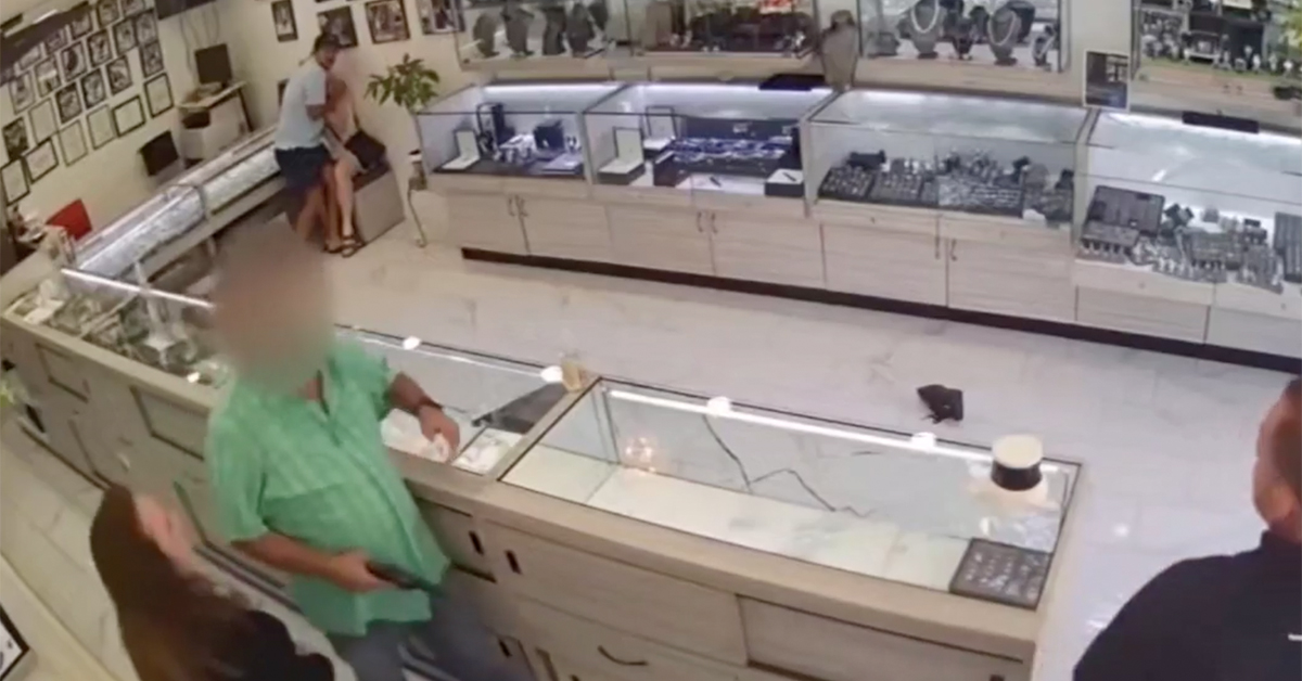 Jewelry Store Worker Chases Out Smash And Grab Robbers With A Glizzy