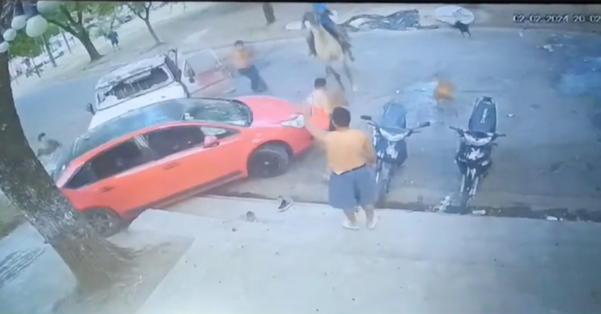 Car Accident Turns Into a Wild Street Fight