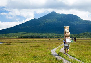 All About Bokkas, the Japanese People Who Carry 350+ Pound Boxes Up Mountains