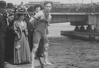 <p>Erik Weisz, more commonly known as Harry Houdini, was a Hungarian-American escape artist who lived from 1874 to 1926.&nbsp;</p><p><br></p><p>The vaudeville performer grew to international acclaim, performing seemingly impossible stunts around the world, and speaking out against fake "spiritualists" along the way. It is thought that those spiritualists might have been involved in his untimely death.&nbsp;</p><p><br></p><p>But before that, he was the invincible man who could not be killed. Here are 22 pics of <em>that</em> Harry Houdini, in his prime.&nbsp;</p>