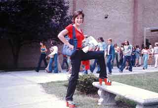 <p>High School in the 1970s had hierarchy, hairdos, and hormones, just like like every other decade. But it also had bellbottoms, smoking, and fun. Lots and lots of fun.&nbsp;</p><p><br></p><p>Yeah, high school in the '70s was way cooler than it is now.</p><p><br></p><p>So to help you relive your own hopefully-glory-days, here are 25 photos of high school life around the country from the 1970s.&nbsp;</p>