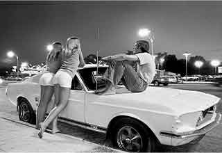 <p>Back in the 1970s, if you had a car and some time on your hands, there was nothing better than cruising the boulevard. And if you were lucky enough to live in LA, Van Nuys Boulevard, specifically.</p><p><br></p><p>There is something timeless about young people having fun, and photographer Rick McCloskey perfectly captured 1970s Cali cruising in many of these photographs.&nbsp;</p><p><br></p><p>Here are 22 pics from the golden age of cruising.&nbsp;</p>