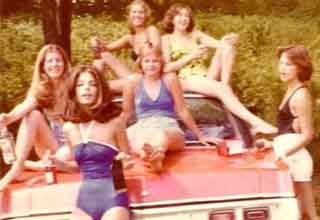 <p>If there was one thing people knew how to do in the '70s, it was have fun. Kids could run around unsupervised, teens could drink and smoke to their hearts desire, and adults could tune their moderately priced muscle cars and host parties around their backyard pools.&nbsp;</p><p><br></p><p>Was it the height of human existence? Your rose colored glasses say it was.&nbsp;</p><p><br></p><p>Here are 20 photos of people having real fun in the 1970s.&nbsp;</p>