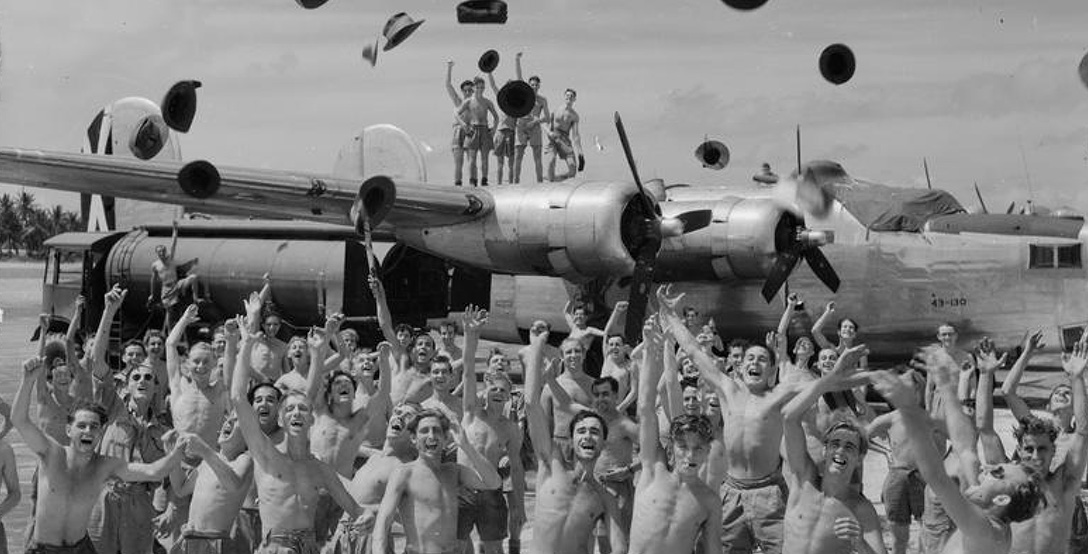 20 Photos Remembering VJ Day At The End Of WW2