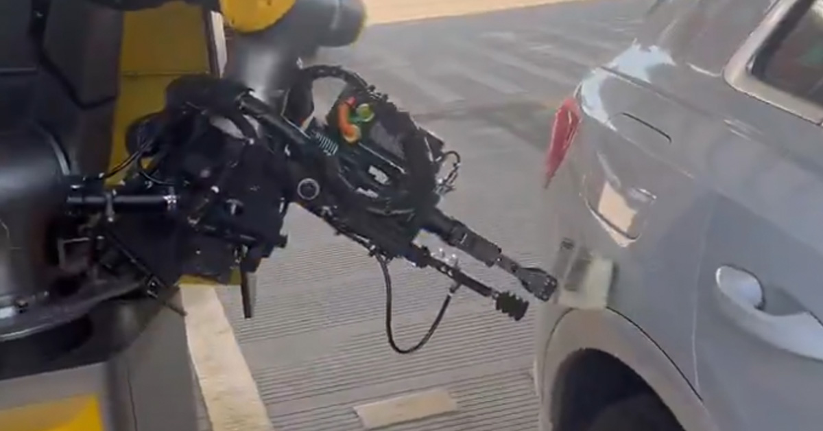 Chinese Gas Station Has Every Step Fully Automated by Robots