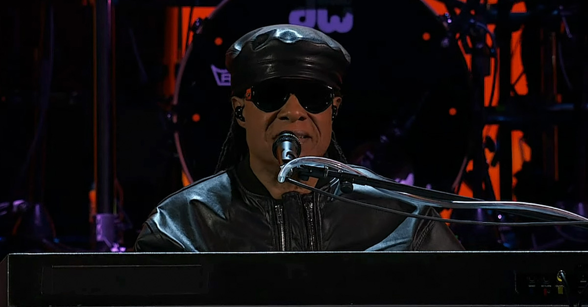 Stevie Wonder Assures Crowds That Yes, He Is Blind