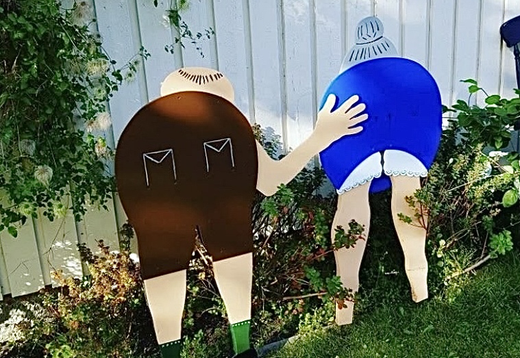 21 People Doing Lawn Decorations the Right Way
