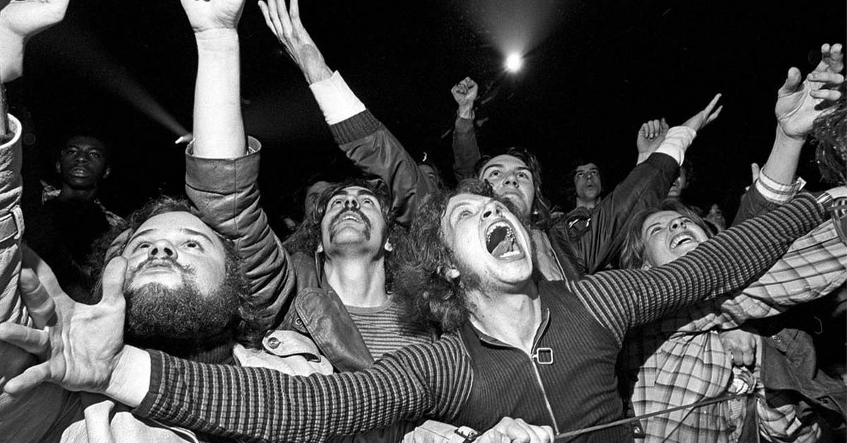 19 Photos From Before Cell Phones Ruined Concerts