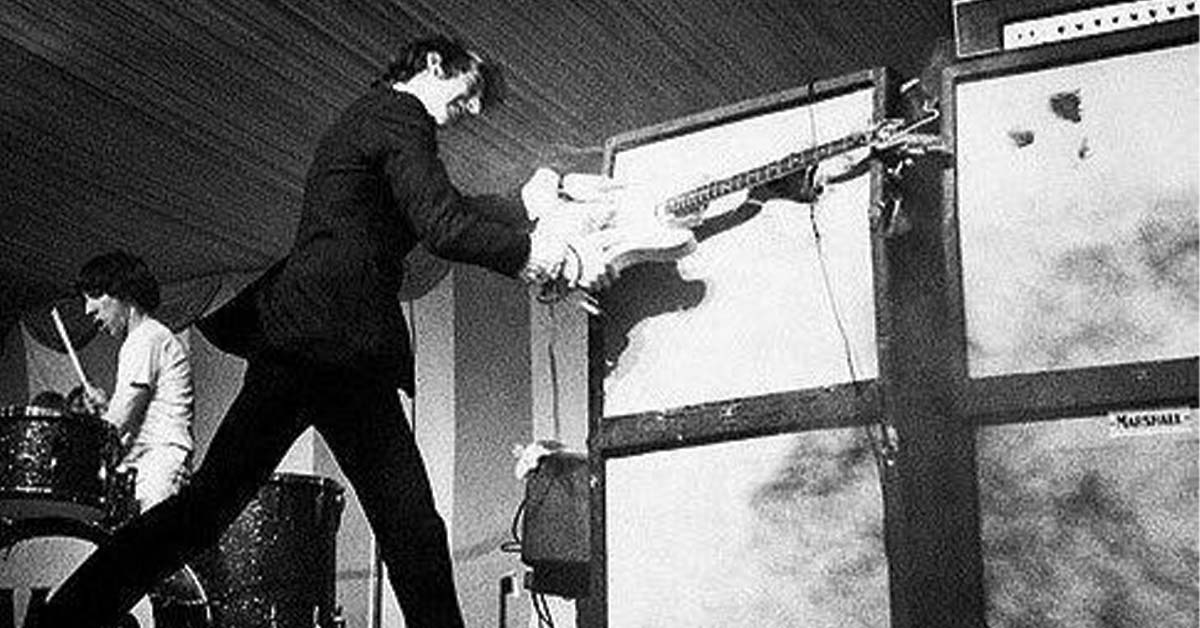 15 Photos Of Rockstars Who Injured Themselves Onstage