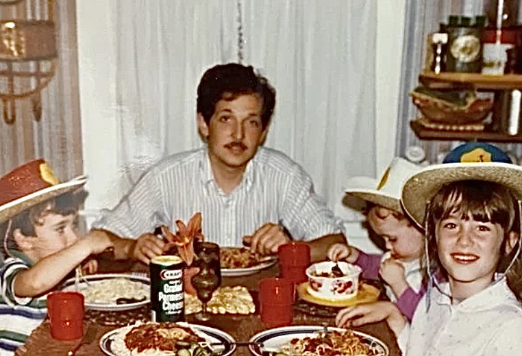 26 Photos Remembering Family Dinner In The 1970s