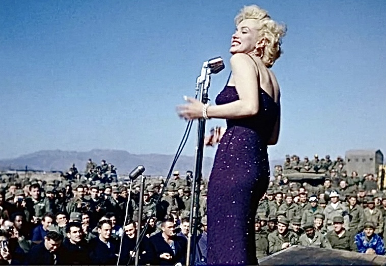 30 Iconic Photos That Made History On The Spot