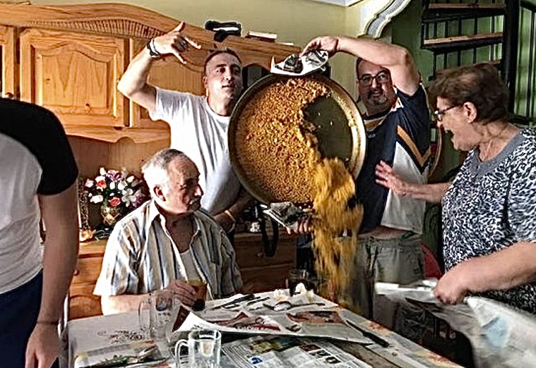 20 Photos Of People Who Should Have Known Better