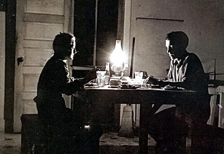 20 Snaps Of What Life Looked Like Before Electricity