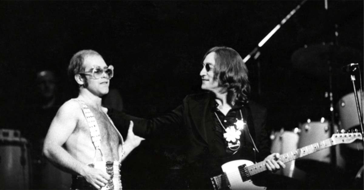 15 Photos of Rockstars Playing Their Final Shows