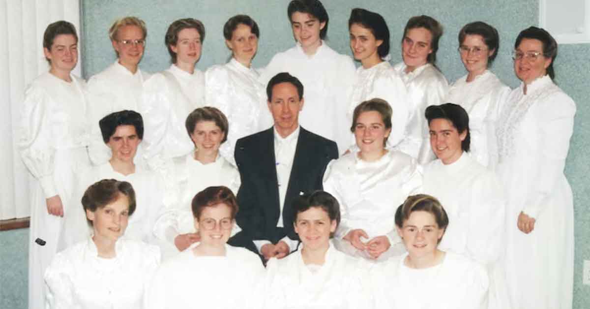 Disgusting Cults That Tragically Lured People In