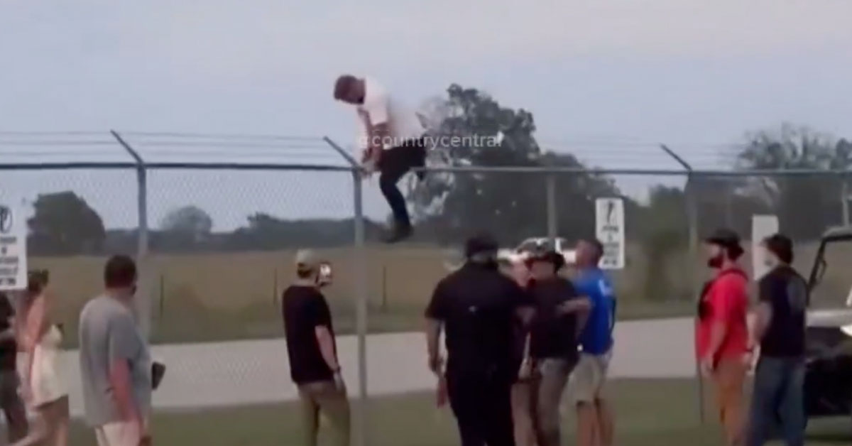 Country Showdown! Zach Bryan Climbed a Fence at a Music Festival to 1v1 Gavin Adcock