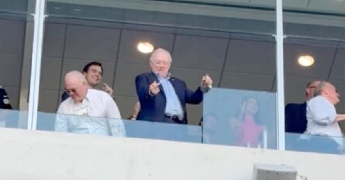 Jerry Jones Says He Didn’t Mean to Flip Off Fans, Wanted to Give Them a ‘Thumbs Up’ Instead