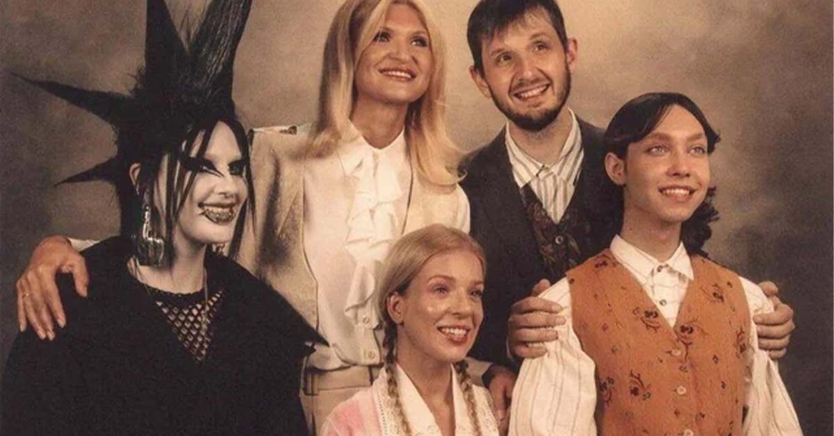 20 Family Photos That Should Hang In The Louvre