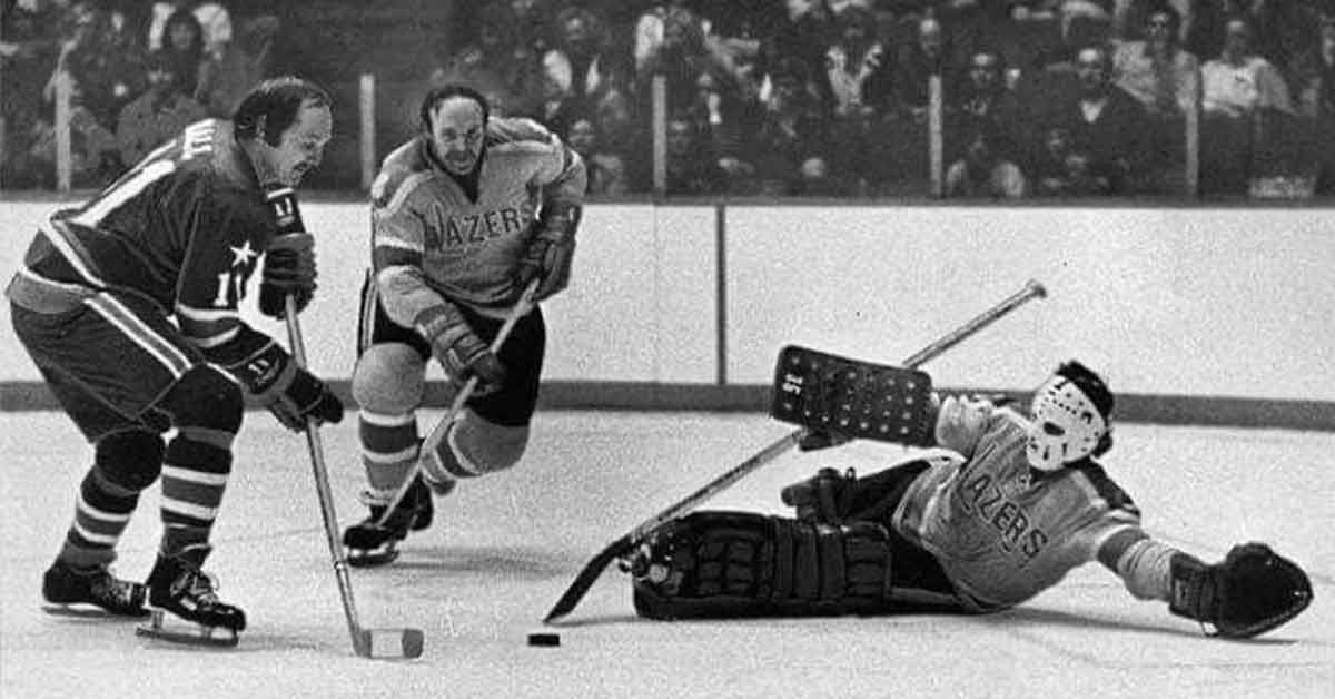 Classic B&W Photos from Before Hockey Got Soft