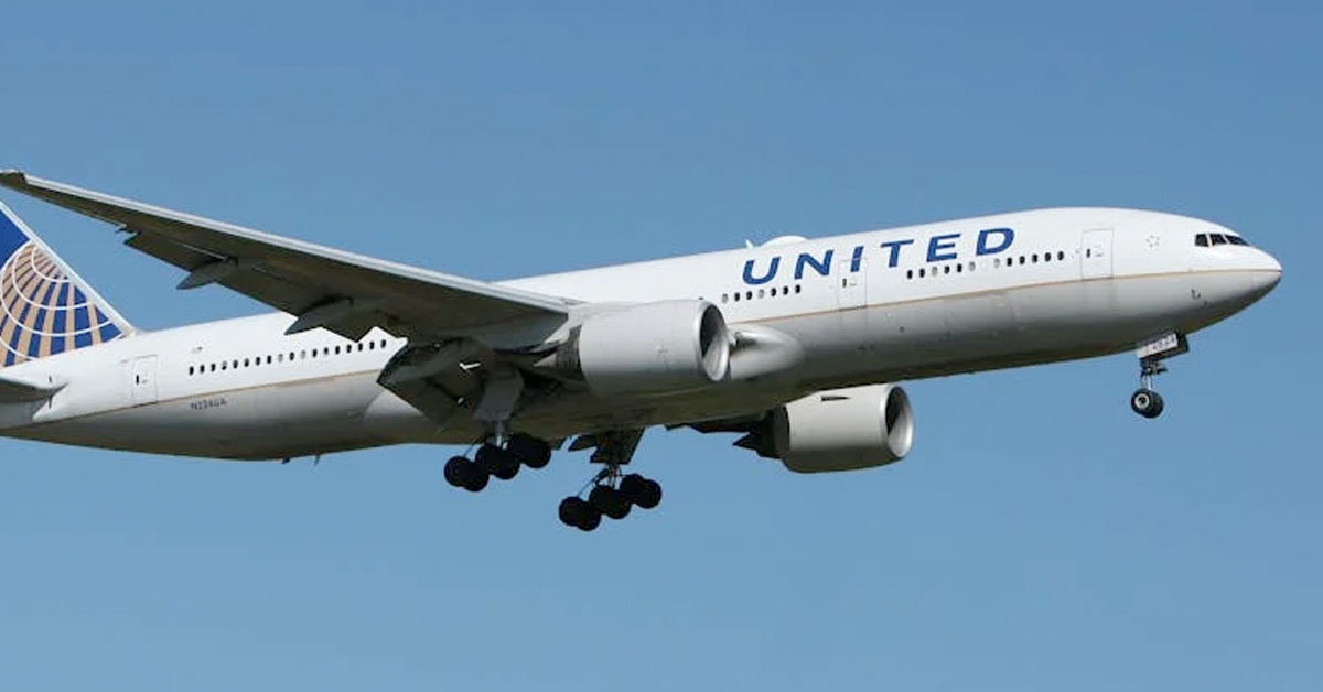 An Airplane Had to Turn Around Because Someone Dropped Their Laptop Between the Seats