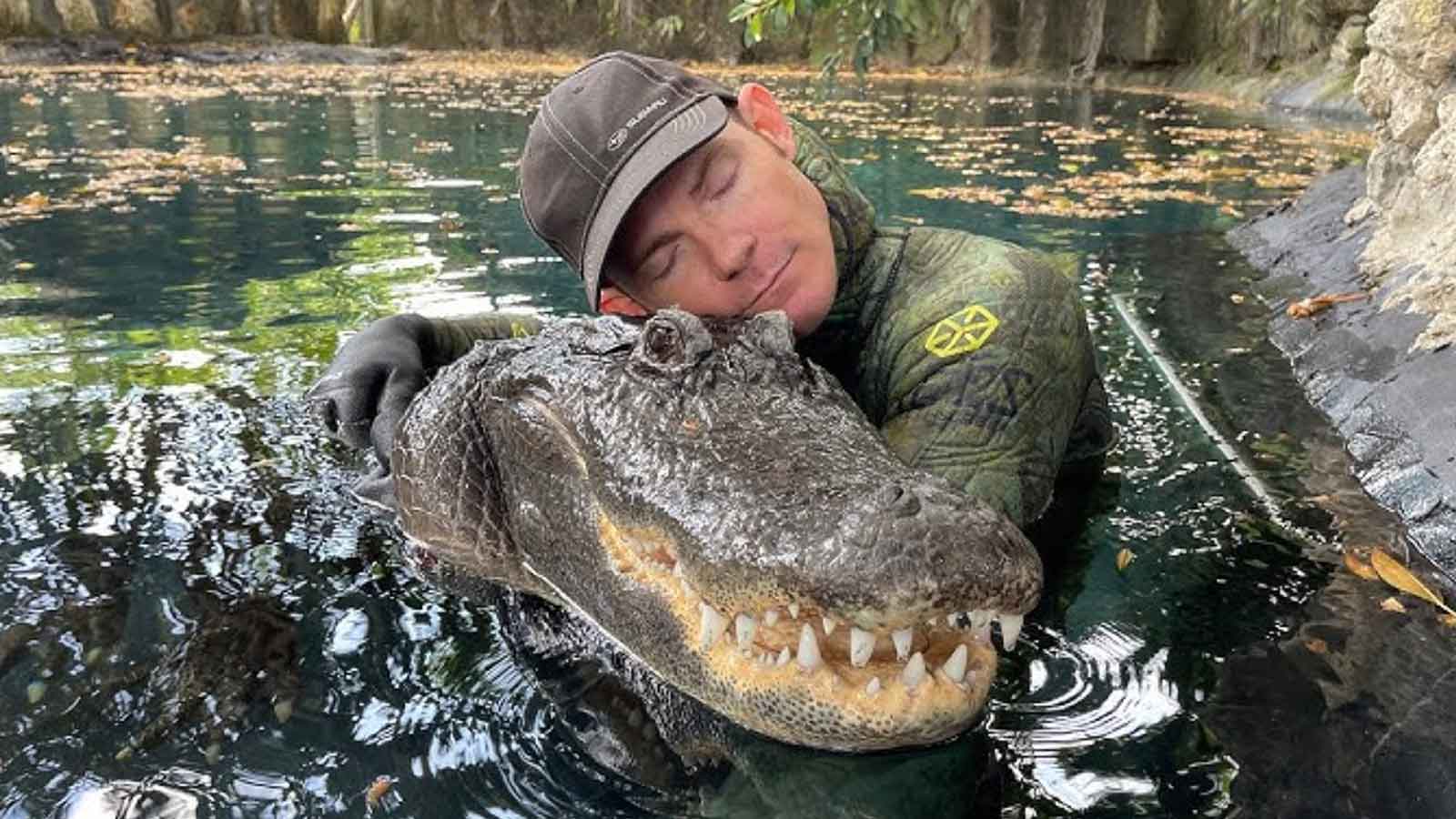 25 People Just Chilling With Some Dangerous Animals