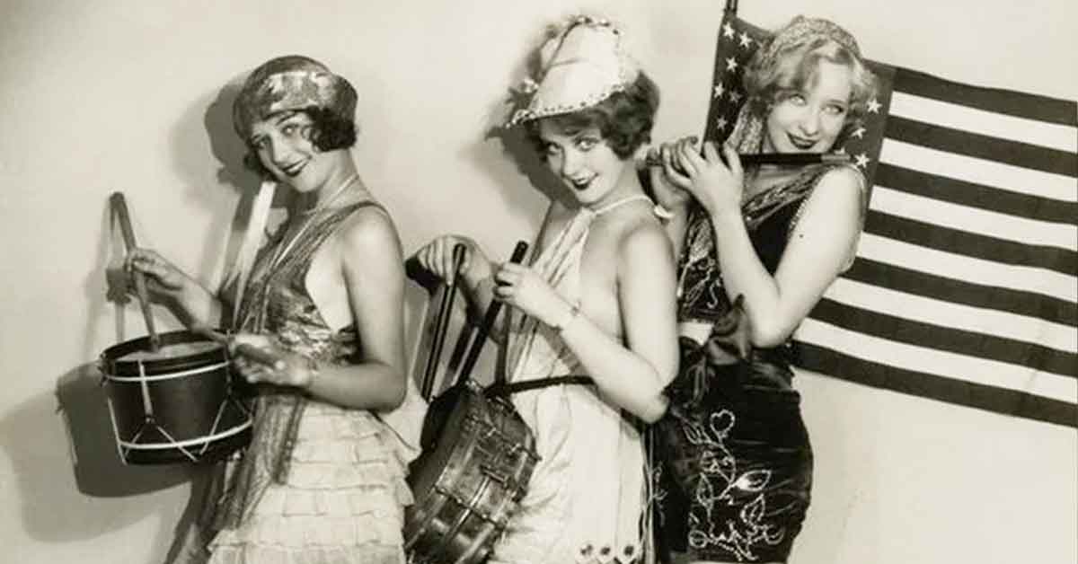 20 Photos of 1920s Flappers Bringing the Roar
