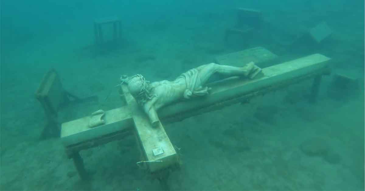 12 Extra-Spooky Things We Found at the Bottom of Lakes