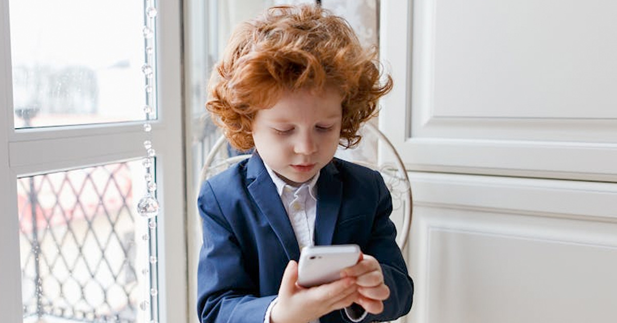 Study Confirms That Giving Your Kid a Smartphone Is a Really, Really Bad Idea