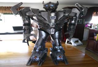 An ex-machinist, ex-network admin, father of four, and soon to be method agent Marc Derepentigny, created this AWESOME Transformer Cosplay suit.