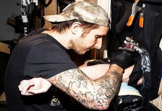 Scott Campbell, who made tattoos for Penelope Cruz and Orlando Bloom, made a "Whole Glory" event.