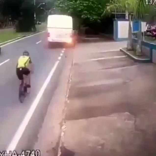 Cyclist With Head Down Plows Into Back Of Bus - Ouch Video | eBaum's World