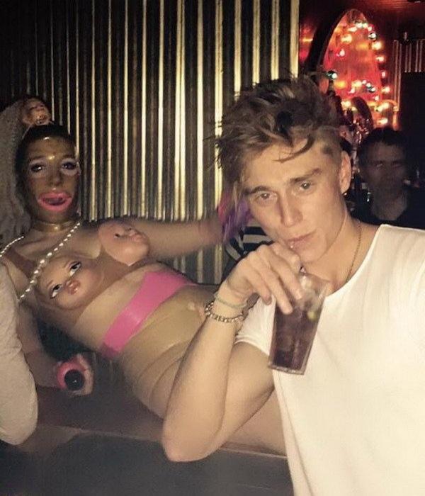 32 Pics That Require an Explanation.